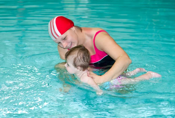 Gezin met baby in het zwembad — Stockfoto