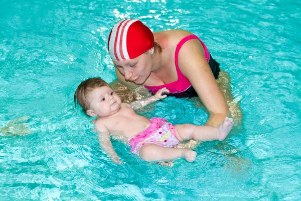 Rodzina z dzieckiem w basenie — Zdjęcie stockowe