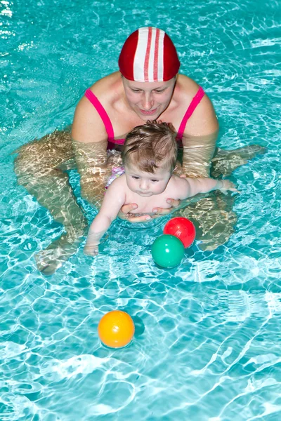 Οικογένεια με το μωρό στην πισίνα — Φωτογραφία Αρχείου