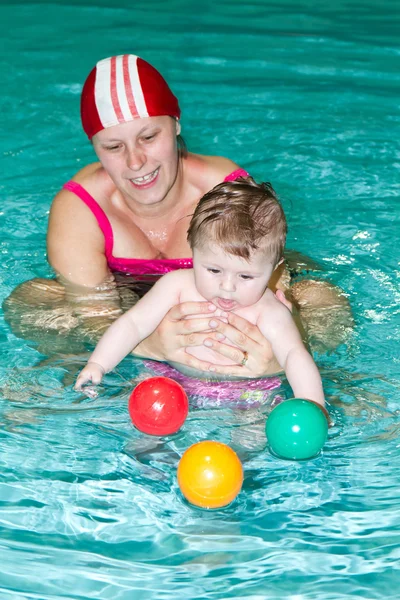Сім'я з дитиною в басейні — стокове фото