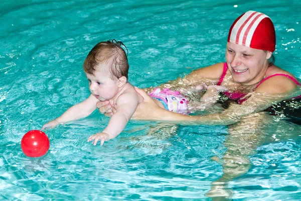 Család, a baba a medencében — Stock Fotó