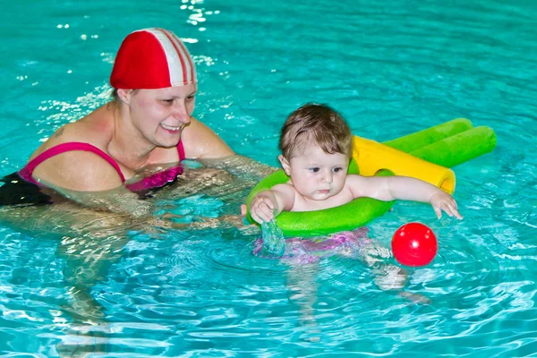Rodina s dítětem v bazénu — Stock fotografie