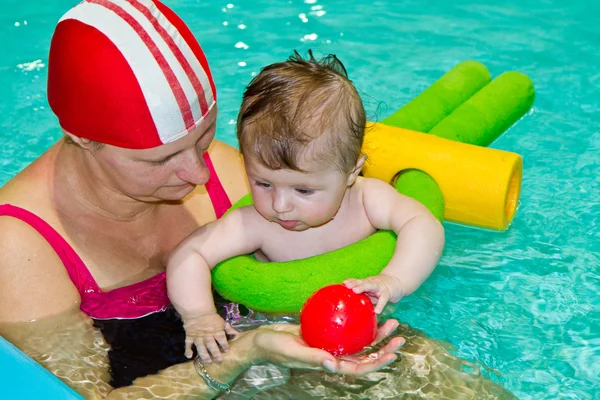 수영장에서 아기와 함께 가족 — 스톡 사진