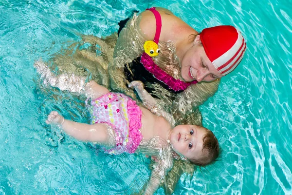 Gezin met baby in het zwembad — Stockfoto