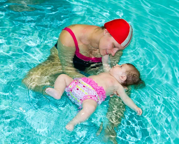 Familie mit Baby im Schwimmbad — Stockfoto