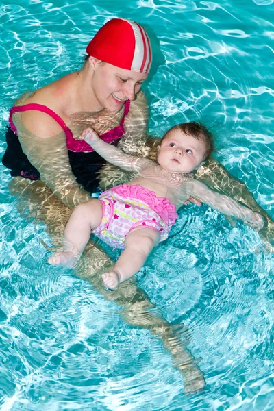 Família com bebê na piscina — Fotografia de Stock