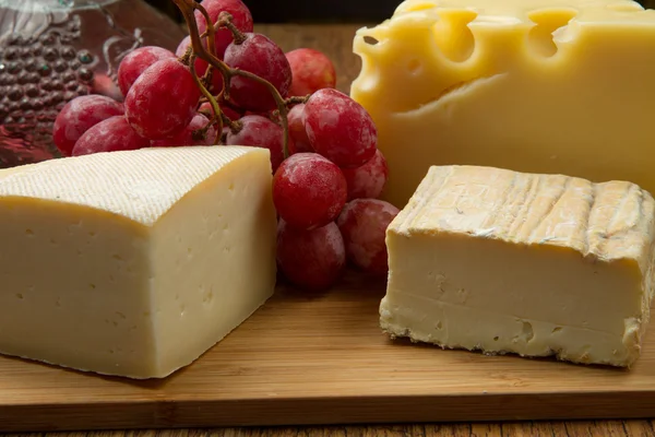 Käse und Trauben — Stockfoto