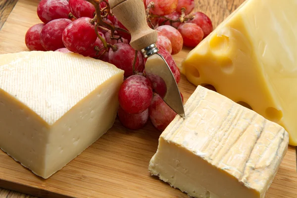 Grape with cheese — Stock Photo, Image