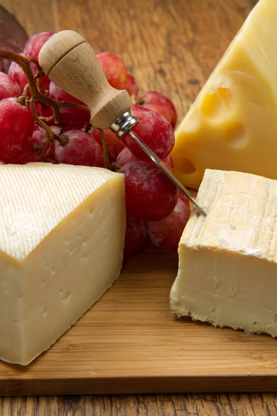 Käse und Trauben — Stockfoto