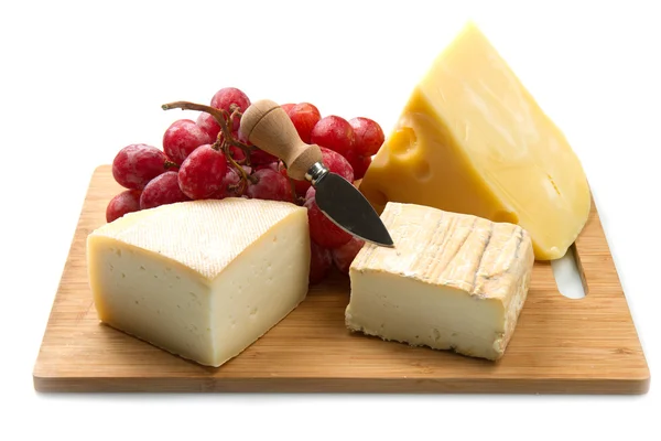 白い背景の上のチーズ分離とブドウ — ストック写真