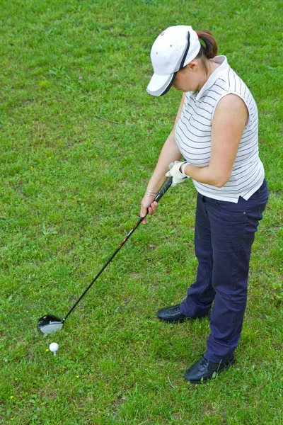 Een afbeelding van een jonge vrouwelijke golfspeler — Stockfoto