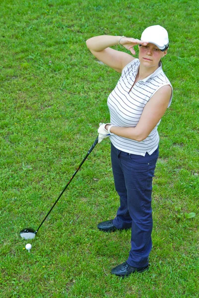 En bild av en ung kvinnlig golf spelare — Stockfoto