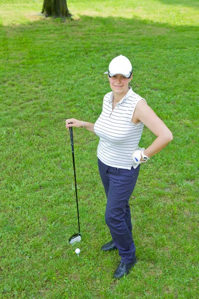 En bild av en ung kvinnlig golf spelare — Stockfoto