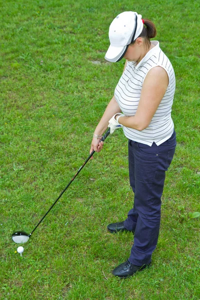 Una imagen de una joven jugadora de golf —  Fotos de Stock