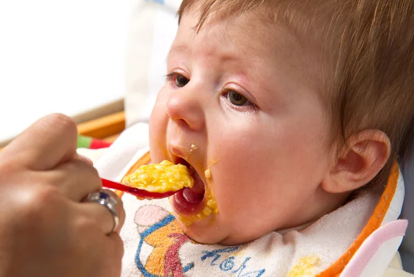 작은 소년 먹는 아기 — 스톡 사진