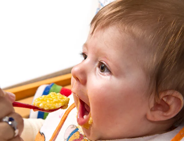 小男孩吃婴儿 — 图库照片