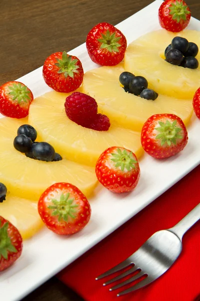 Pineapple slices with berries — Stock Photo, Image