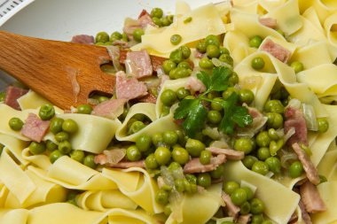 bezelye ve jambon ile Tagliatelle