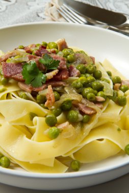 bezelye ve jambon ile Tagliatelle