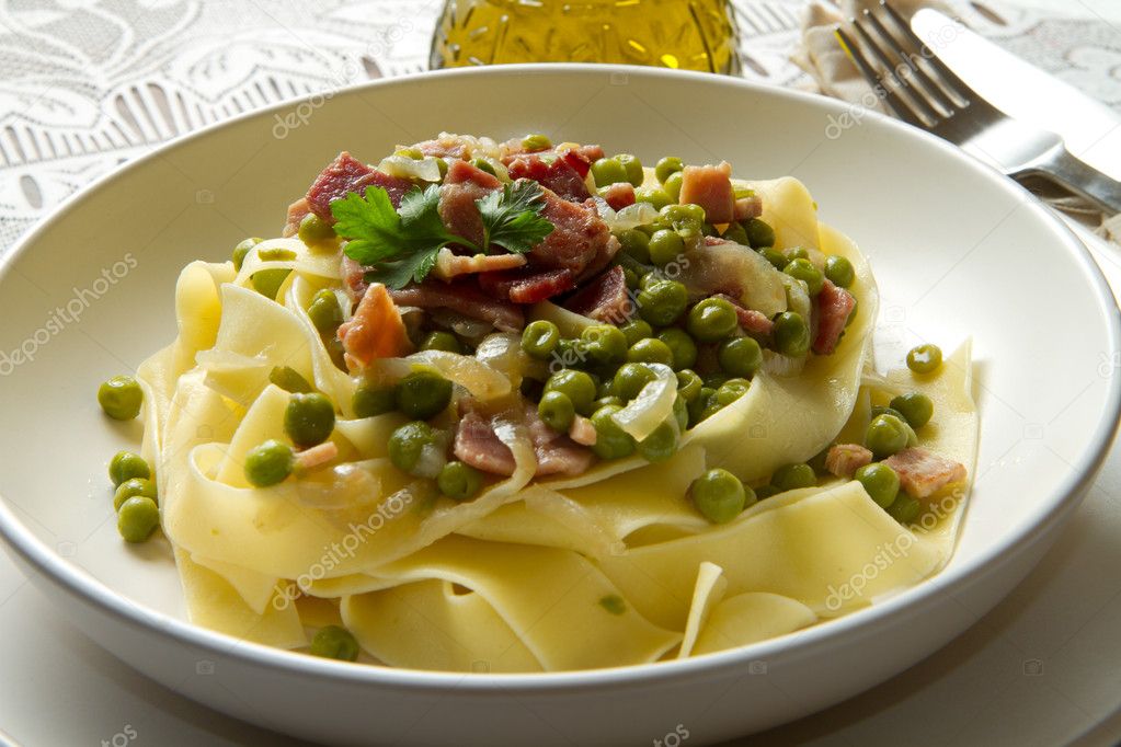 Tagliatelle with pea and ham — Stock Photo © lsantilli 8046232
