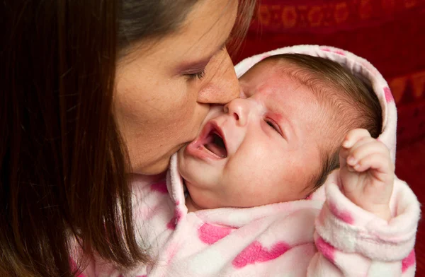 Matka całuje dziecko — Zdjęcie stockowe
