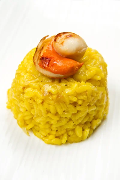 Saffraan risotto met gegrilde sint-jakobsschelpen — Stockfoto