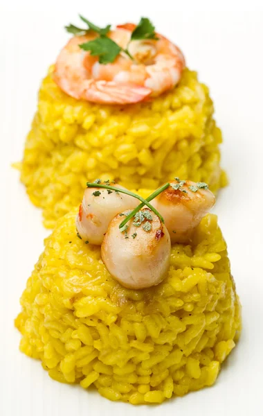 Saffron risotto with grilled scallops and shrimp — Stock Photo, Image
