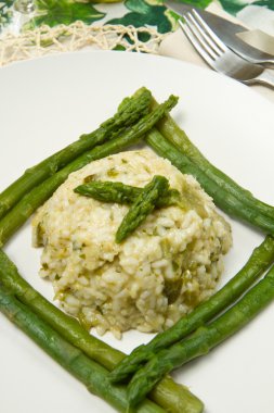 Taze kuşkonmazlı risotto.