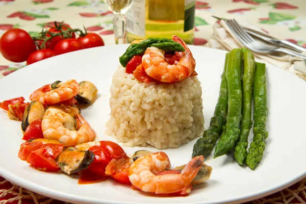 Risotto with shrimp, mussels and asparagus