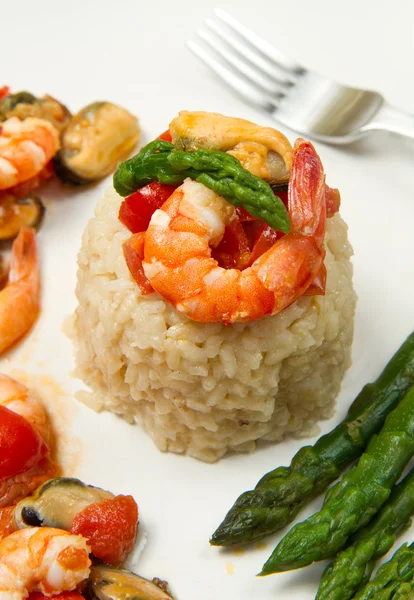 Risotto with shrimp, mussels and asparagus — Stock Photo, Image
