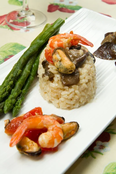Risotto with shrimp, mussels, asparagus and mushrooms — Stock Photo, Image