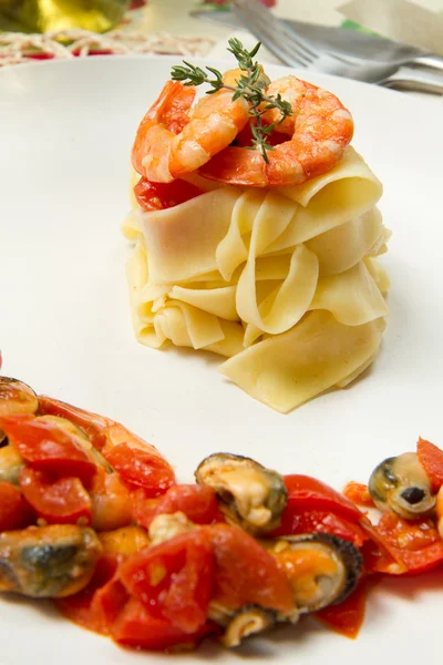Pasta with shrimp and mussels — Stock Photo, Image
