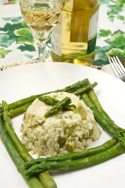 Risotto with fresh asparagus — Stock Photo, Image