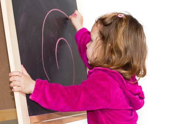 写在黑板上的小女孩 — 图库照片