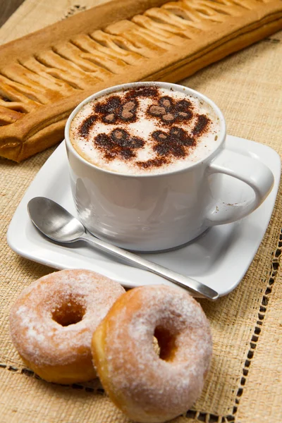 Cappuccino met donuts en strudel — Stockfoto