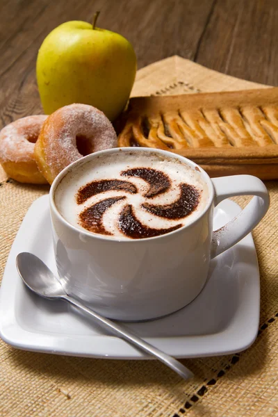 Cappuccino s koblihami a štrůdlem — Stock fotografie
