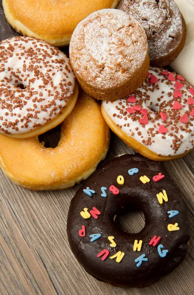 Assortiment van verse donuts — Stockfoto