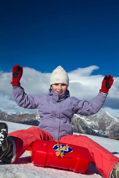 Дівчина ковзає на снігу — стокове фото