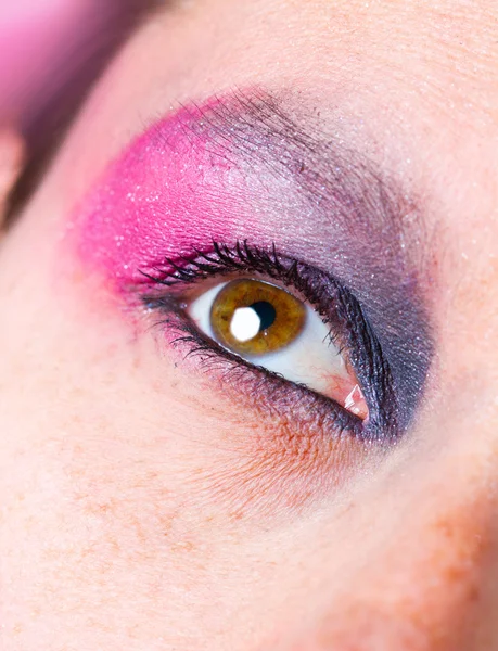 Olho feminino com maquiagem — Fotografia de Stock