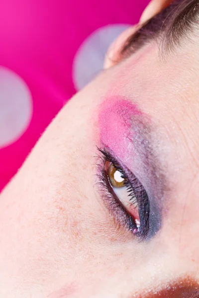 Женский глаз с макияжем — стоковое фото