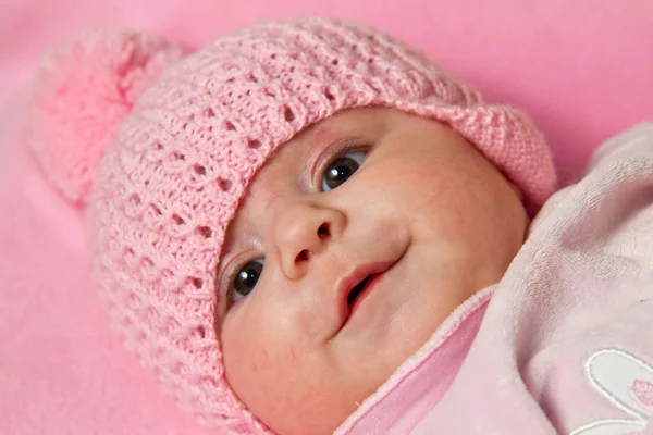 Ein süßes kleines Baby gir — Stockfoto