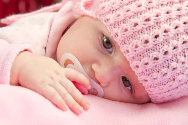 En söt liten baby gir — Stockfoto