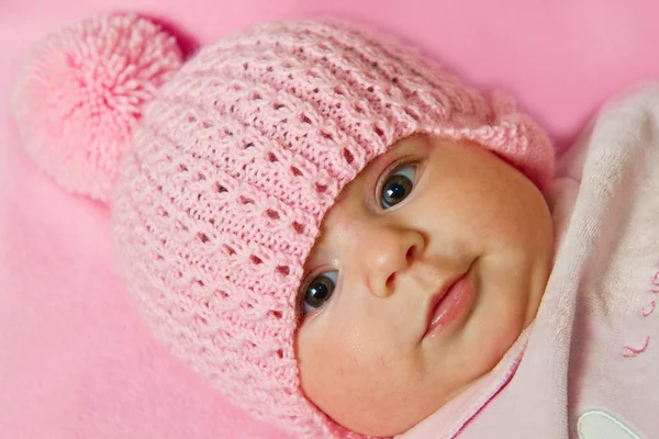 Ein süßes kleines Baby gir — Stockfoto