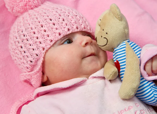Meisje met haar teddybeer — Stockfoto
