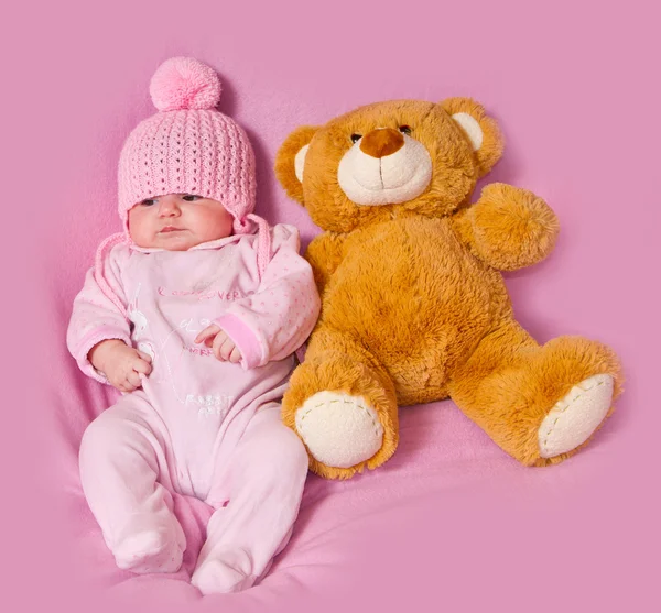 A kislány az ő medve plüss — Stock Fotó