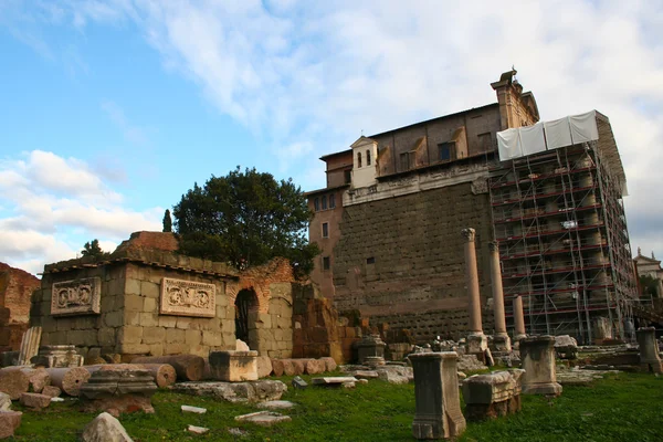 Italien. Rom. Ruinen eines Forums und Vittoriano — Stockfoto