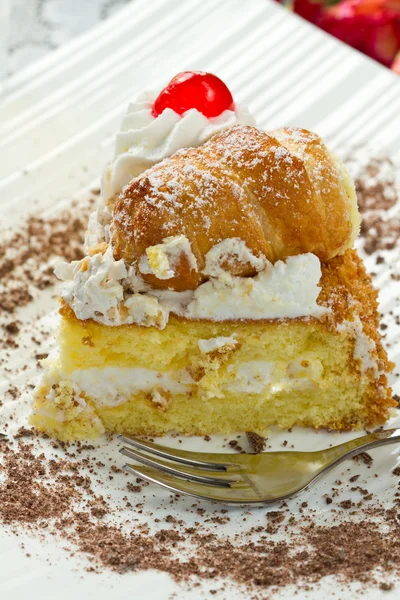Fetta di torta con panna montata — Foto Stock