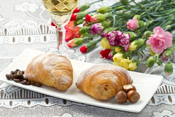 Puff pastry with hazelnuts and coffee — Stock Photo, Image