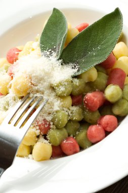 driekleur gnocchi met salie