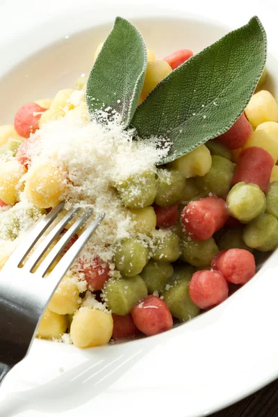 Tricolour gnocchi with sage — Stock Photo, Image